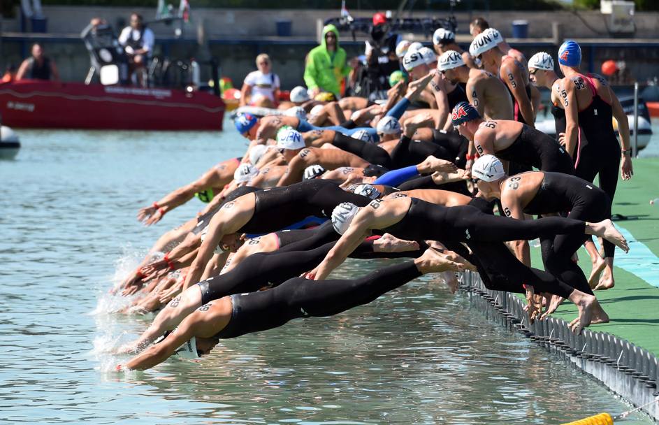 Un tuffo rinfrescante per gli atleti della 10 Km di fondo in acque aperte al Campionato Mondiale di Budapest. (Afp)